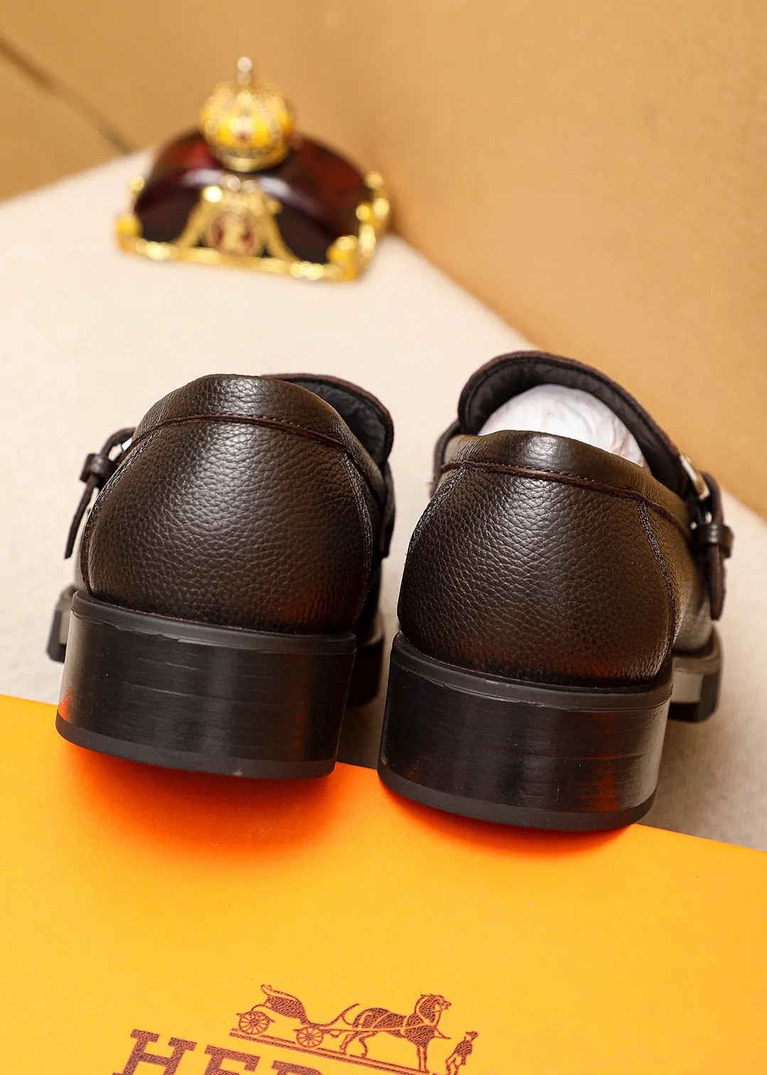 Men's shoes 💰460 💐 Product trademark: HERMES "Hermès" casual leather shoes Regular size: 39-44 (38.45🉑️customized) Product materials: Selected imported first-layer pebbled cowhide leather upper + classic hardware buckle, imported water-dyed 🐂 cowhide lining. Strong three-dimensional visual effect, non-slip and wear-resistant rubber outsole Color: 2⃣️colors available